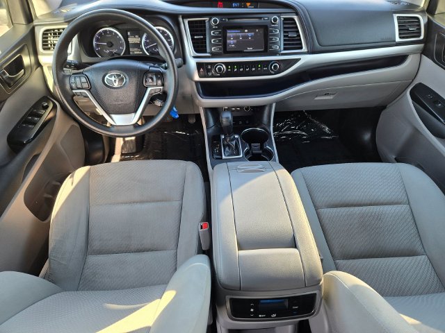 Used 2019 Toyota Highlander LE AWD/4WD image 8