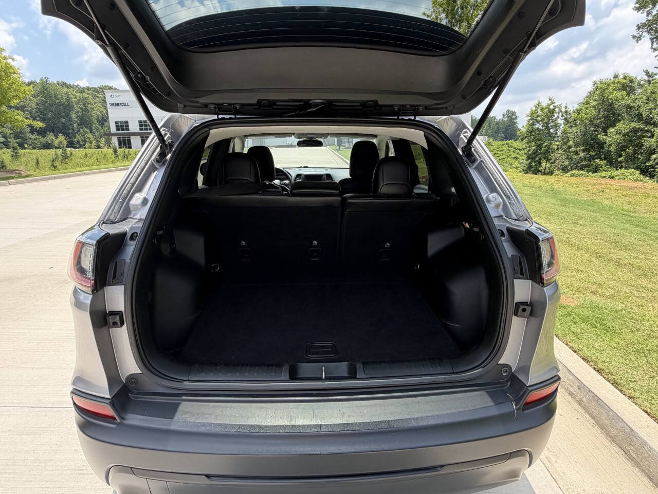 Used 2019 Jeep Cherokee Latitude Plus AWD/4WD image 14