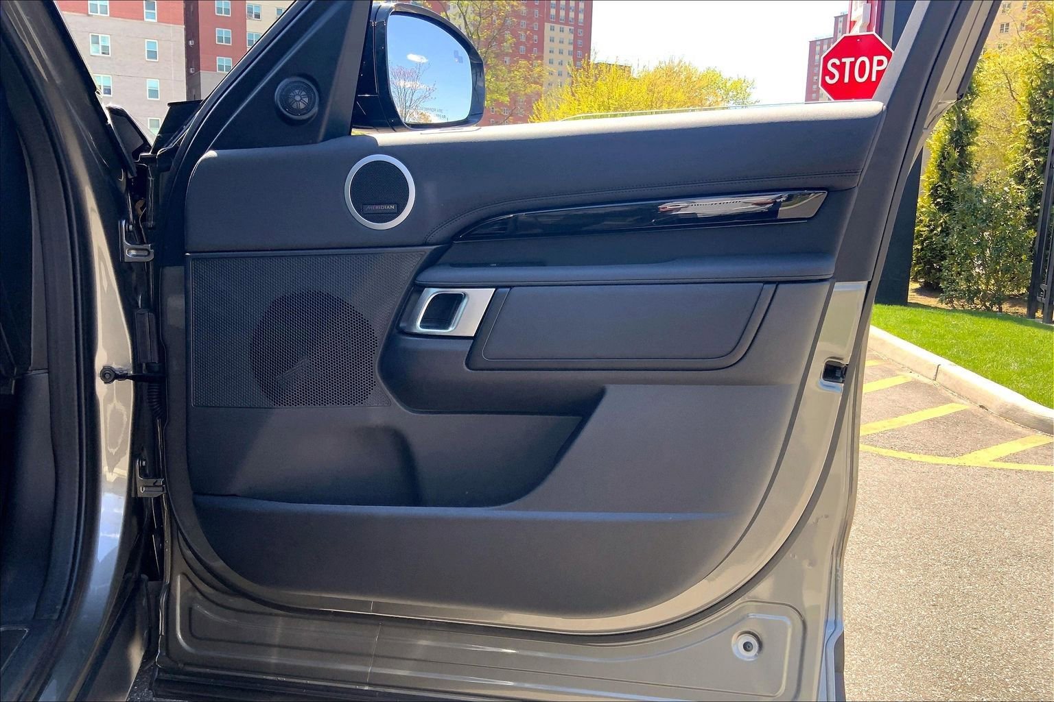 Used 2025 Land Rover Discovery S AWD/4WD image 22