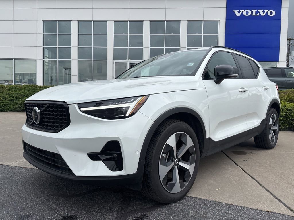 Certified 2026 Volvo XC40 B5 Plus AWD/4WD image 2
