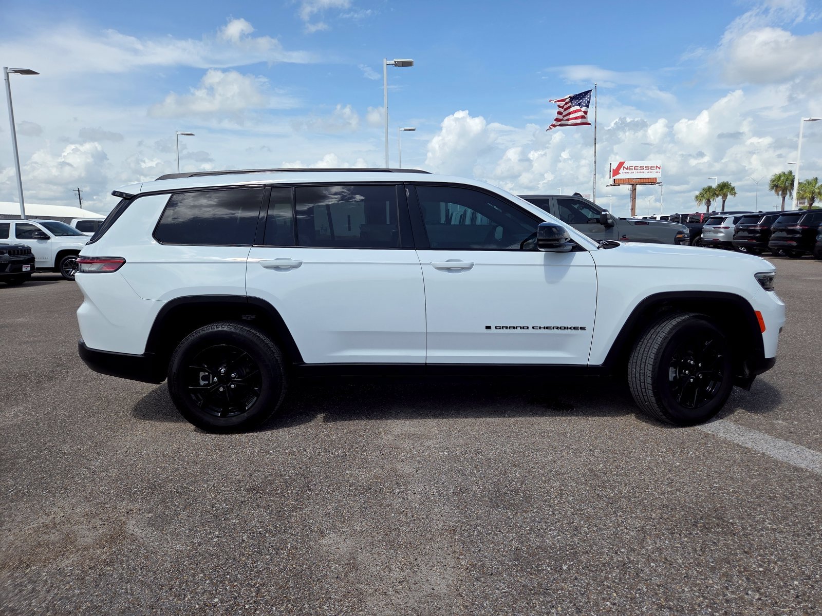 Used 2025 Jeep Grand Cherokee L Altitude AWD/4WD image 11