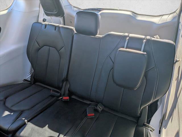 Used 2024 Chrysler Pacifica Select image 16