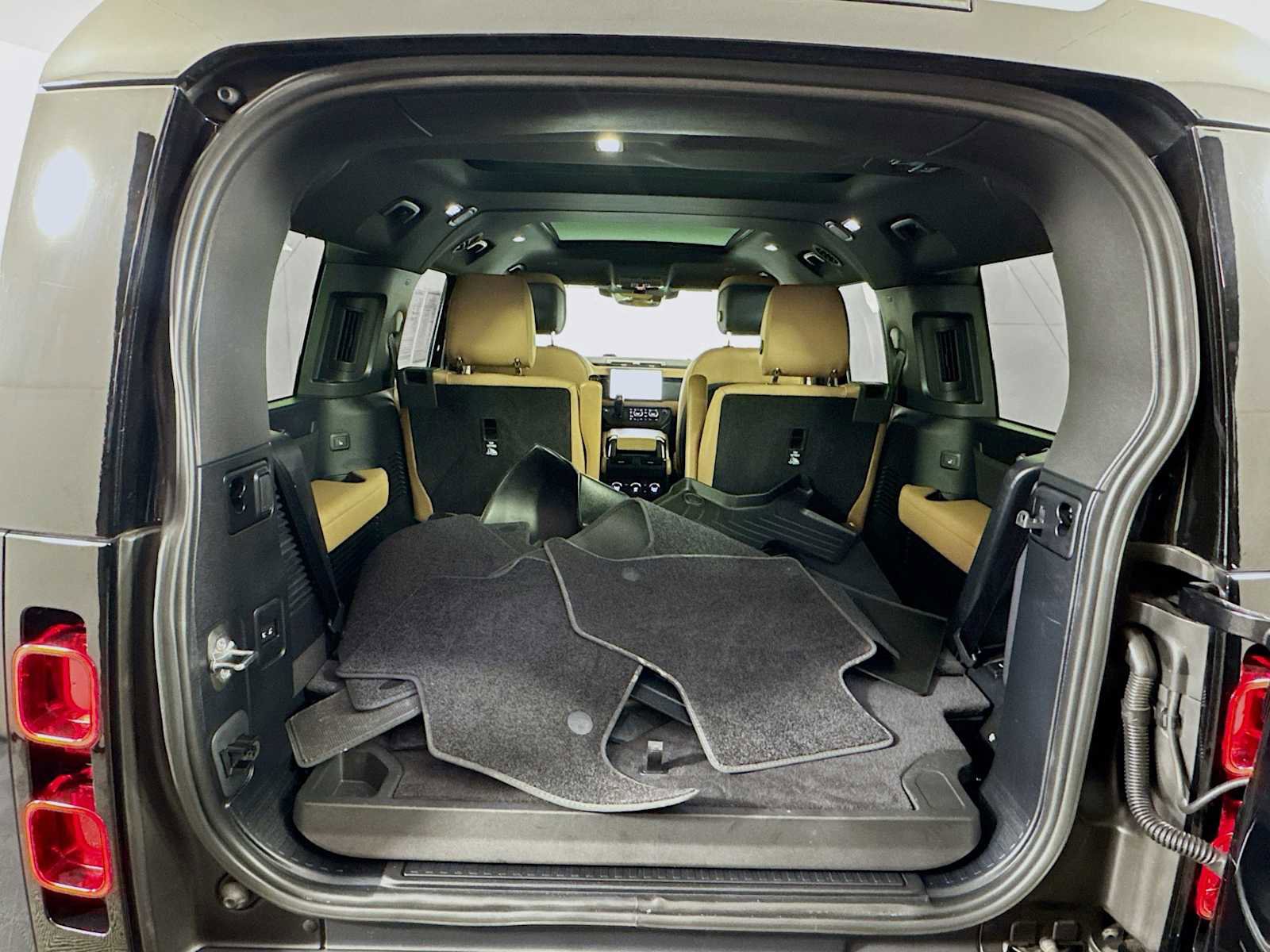 Used 2025 Land Rover Defender 130 X-Dynamic SE image 25