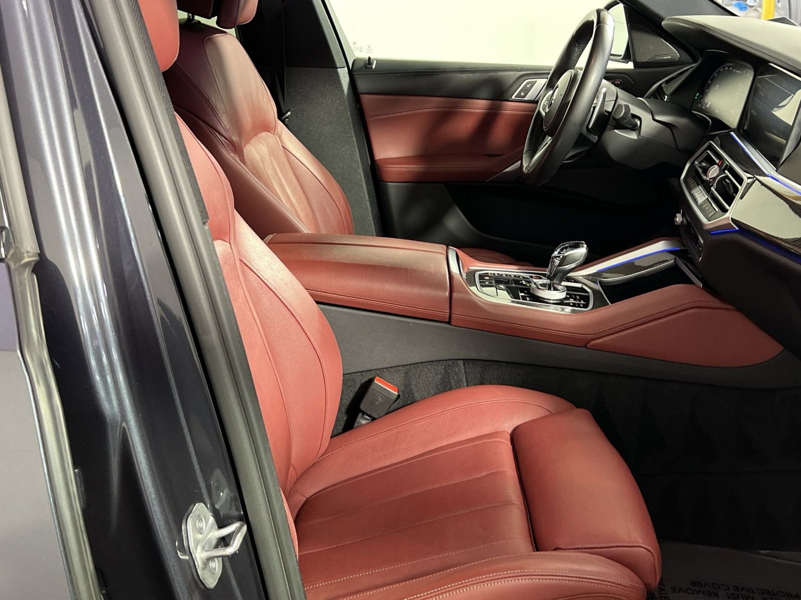 Used 2021 BMW X6 M50i w/ Executive Package image 27