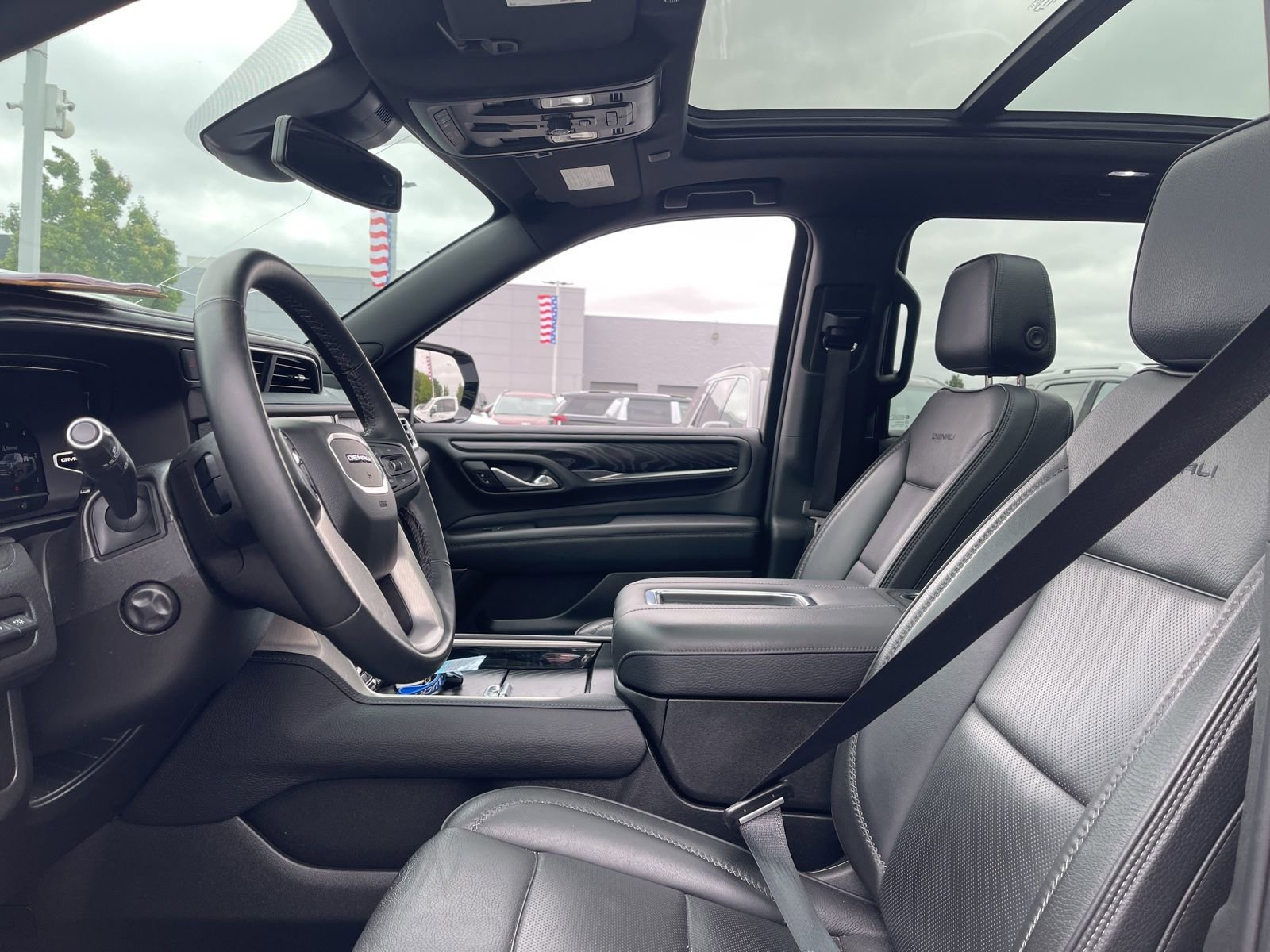 Used 2023 GMC Yukon XL Denali AWD/4WD image 5