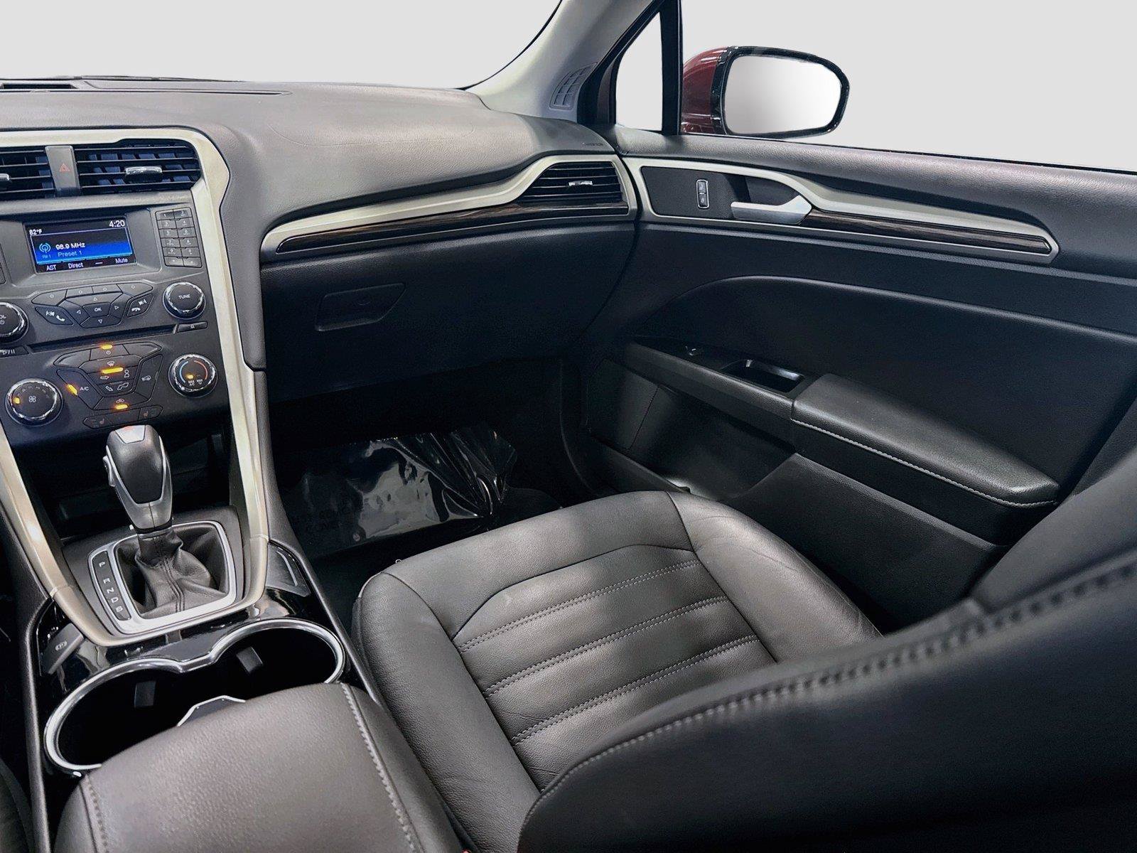 Used 2015 Ford Fusion SE w/ Equipment Group 202A FWD image 21