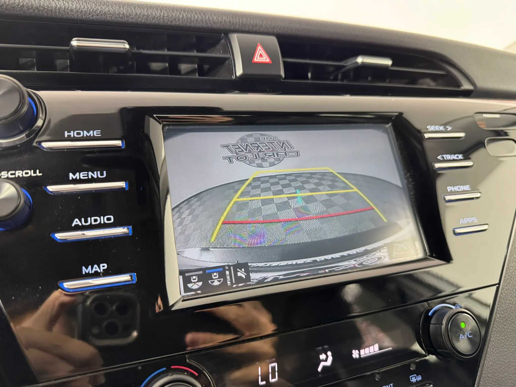 Used 2019 Toyota Camry SE w/ Convenience Package FWD image 18