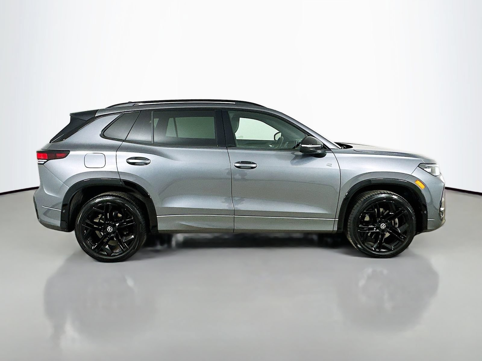 Certified 2025 Volkswagen Tiguan SE R-Line AWD/4WD image 4