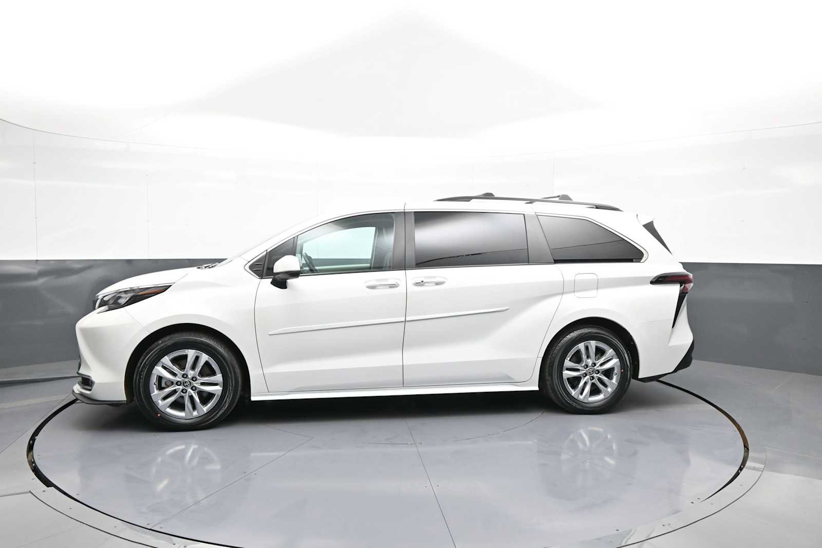 Used 2024 Toyota Sienna XLE w/ XLE Plus Package AWD/4WD image 9