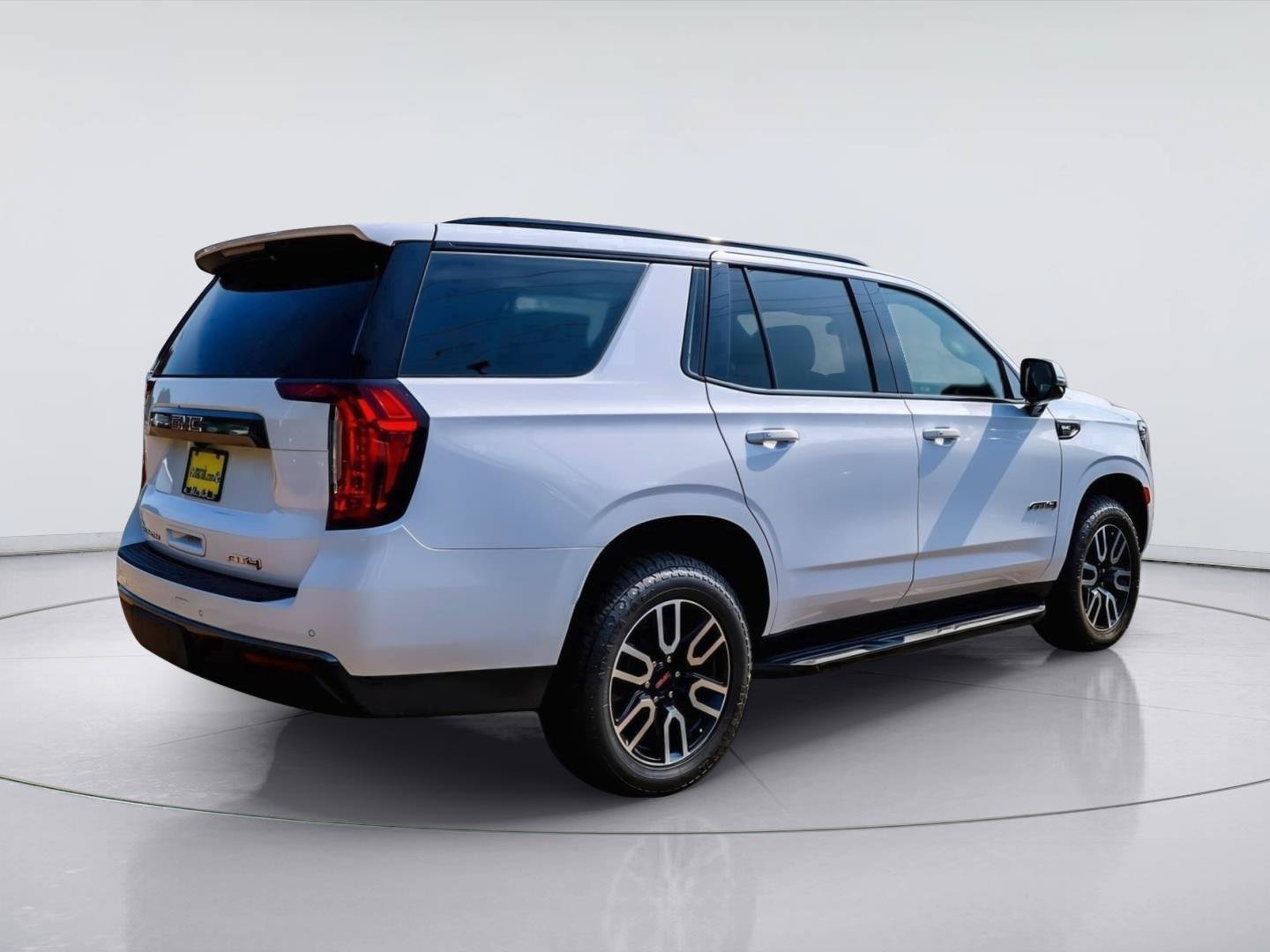 Used 2024 GMC Yukon AT4 w/ Technology Package AWD/4WD image 9