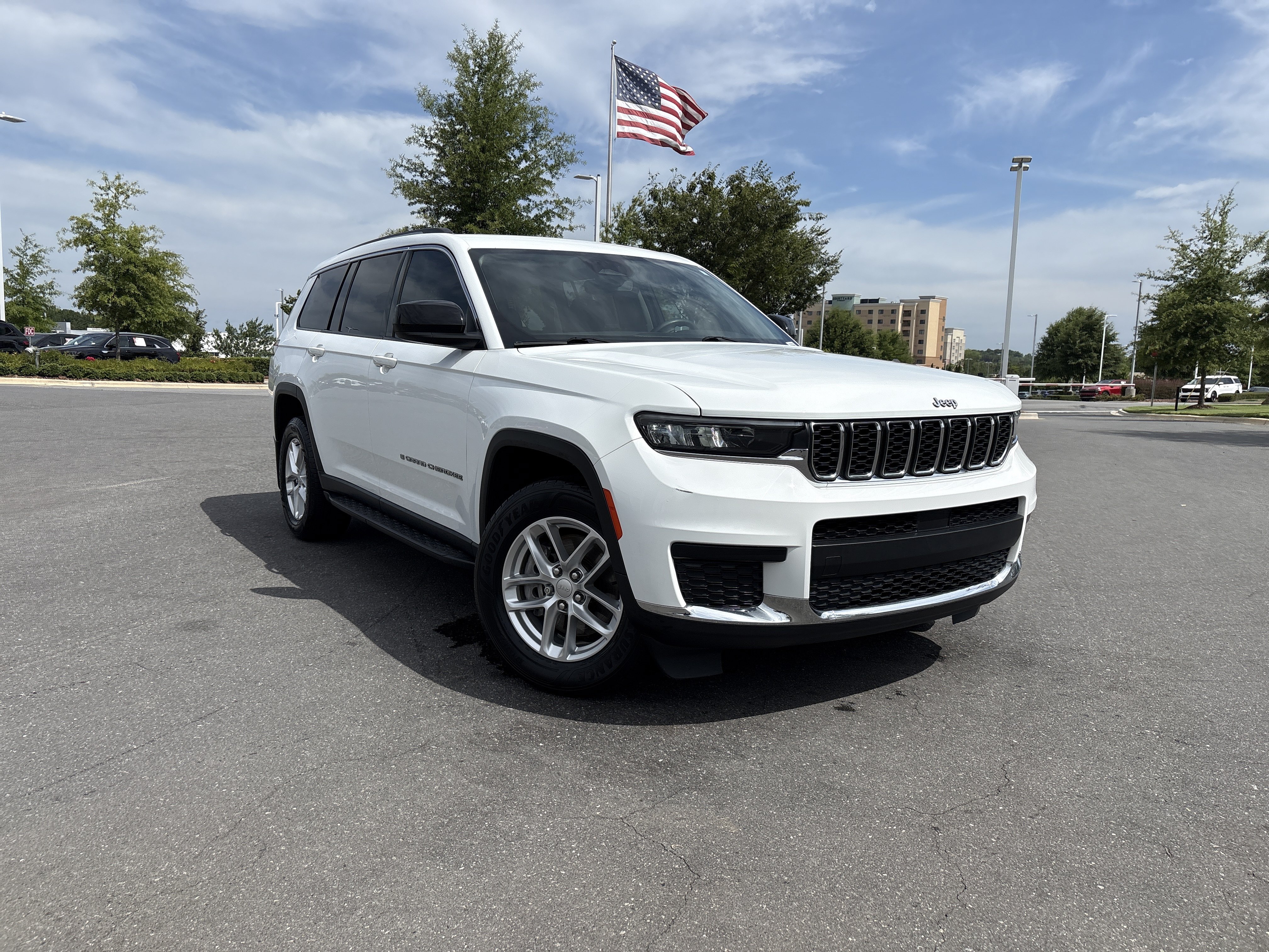 Used 2021 Jeep Grand Cherokee L Laredo w/ Luxury Tech Group I RWD image 2