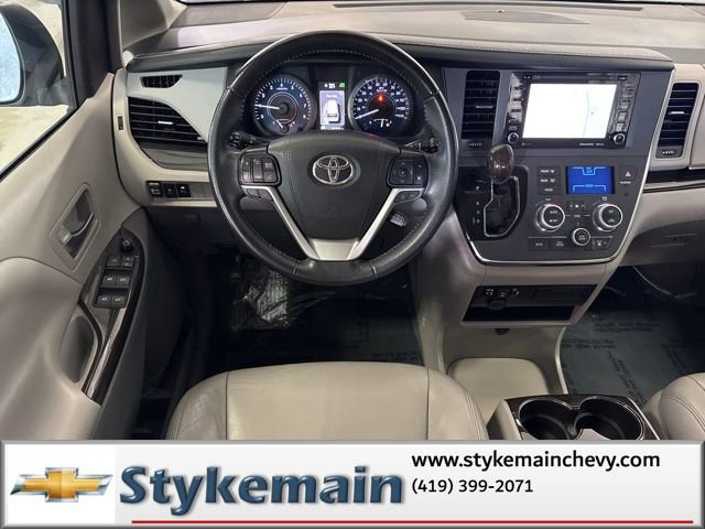 Used 2019 Toyota Sienna XLE w/ XLE Navigation Package FWD image 5