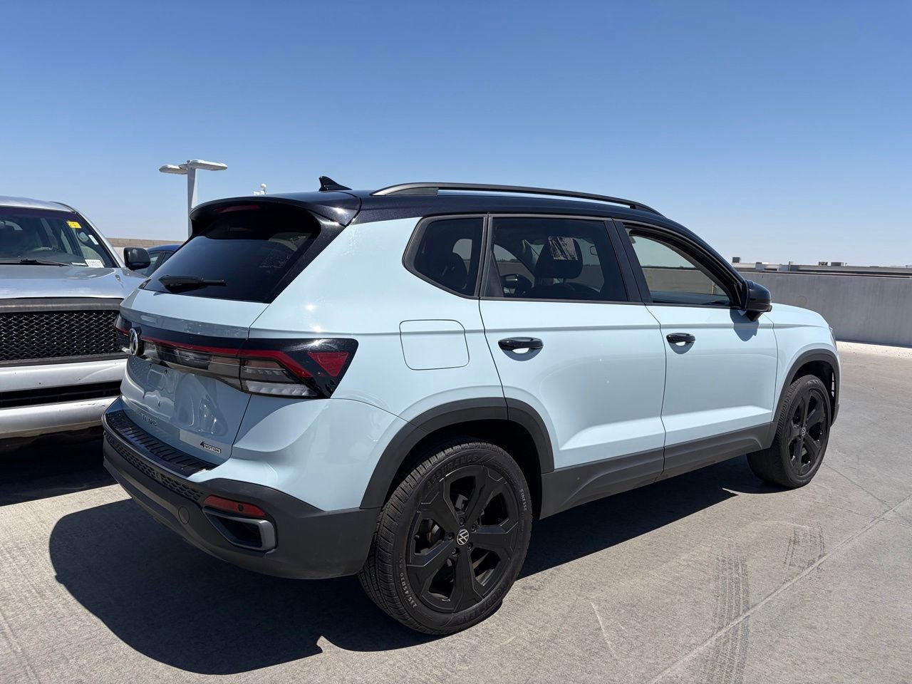 Used 2025 Volkswagen Taos SE AWD/4WD image 2