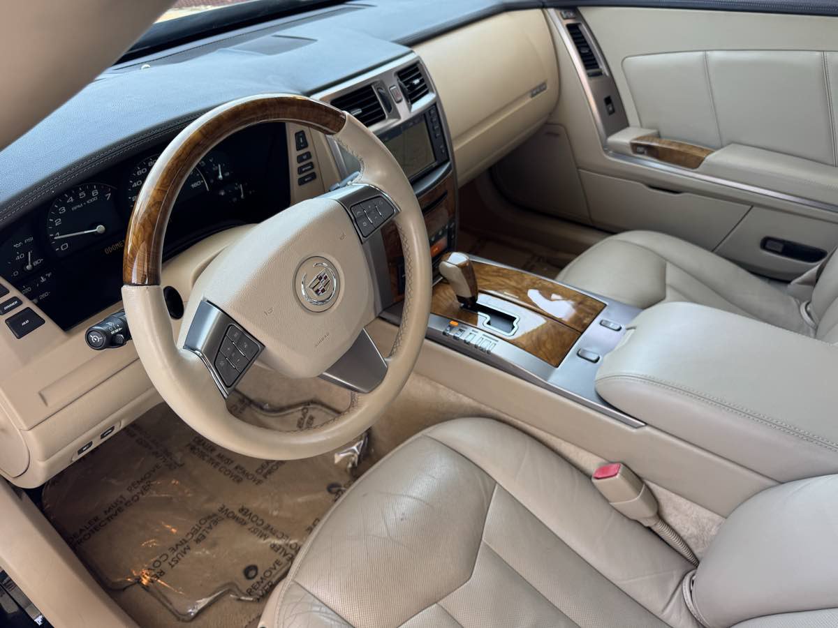 Used 2009 Cadillac XLR RWD image 18