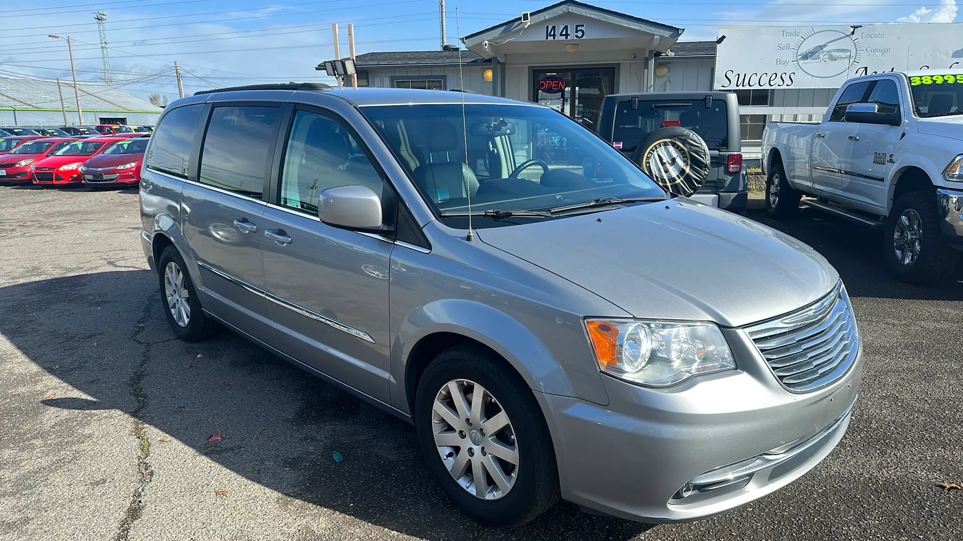 Used 2016 Chrysler Town & Country Touring FWD image 6
