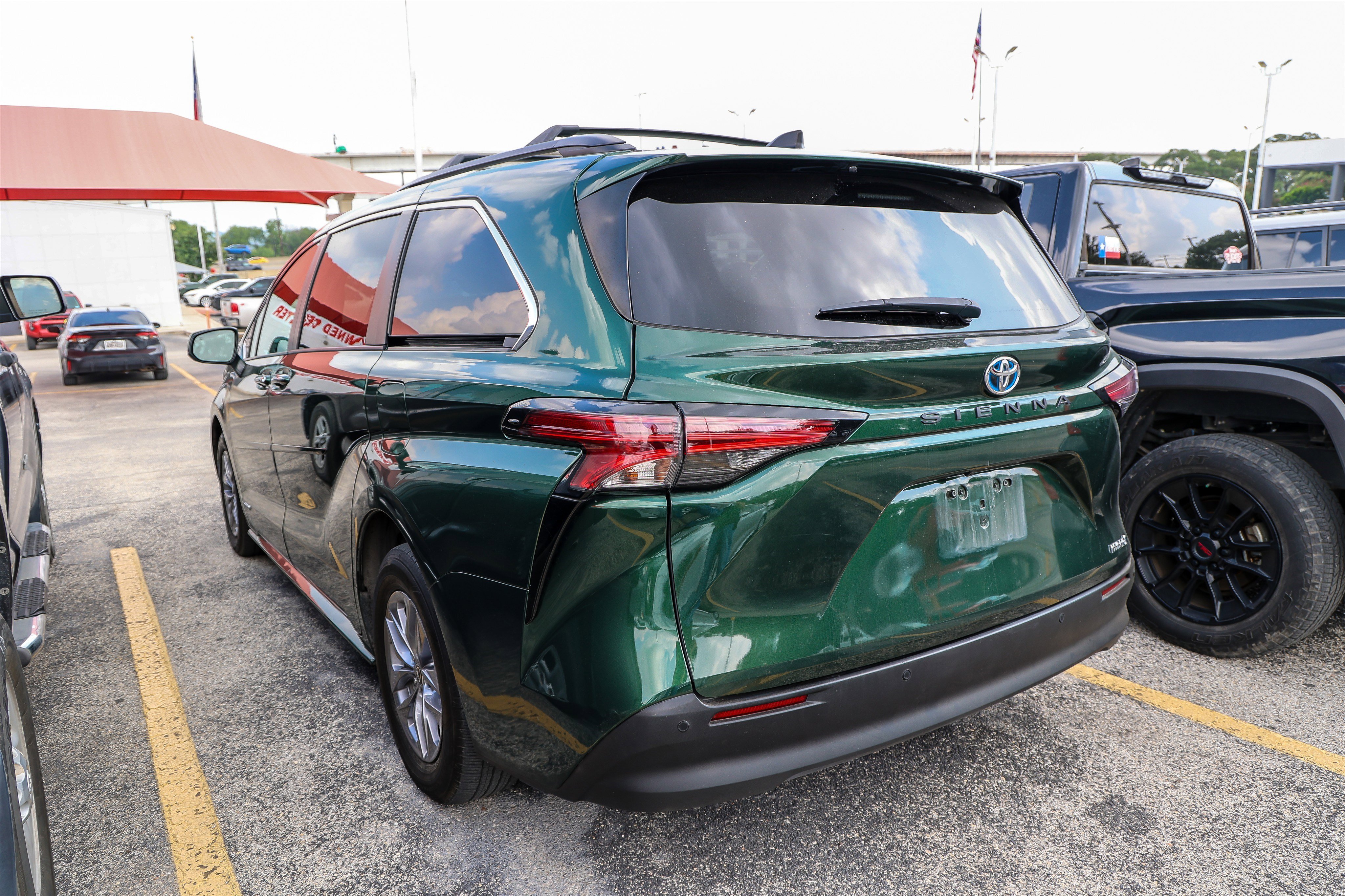 Used 2021 Toyota Sienna XLE FWD image 10