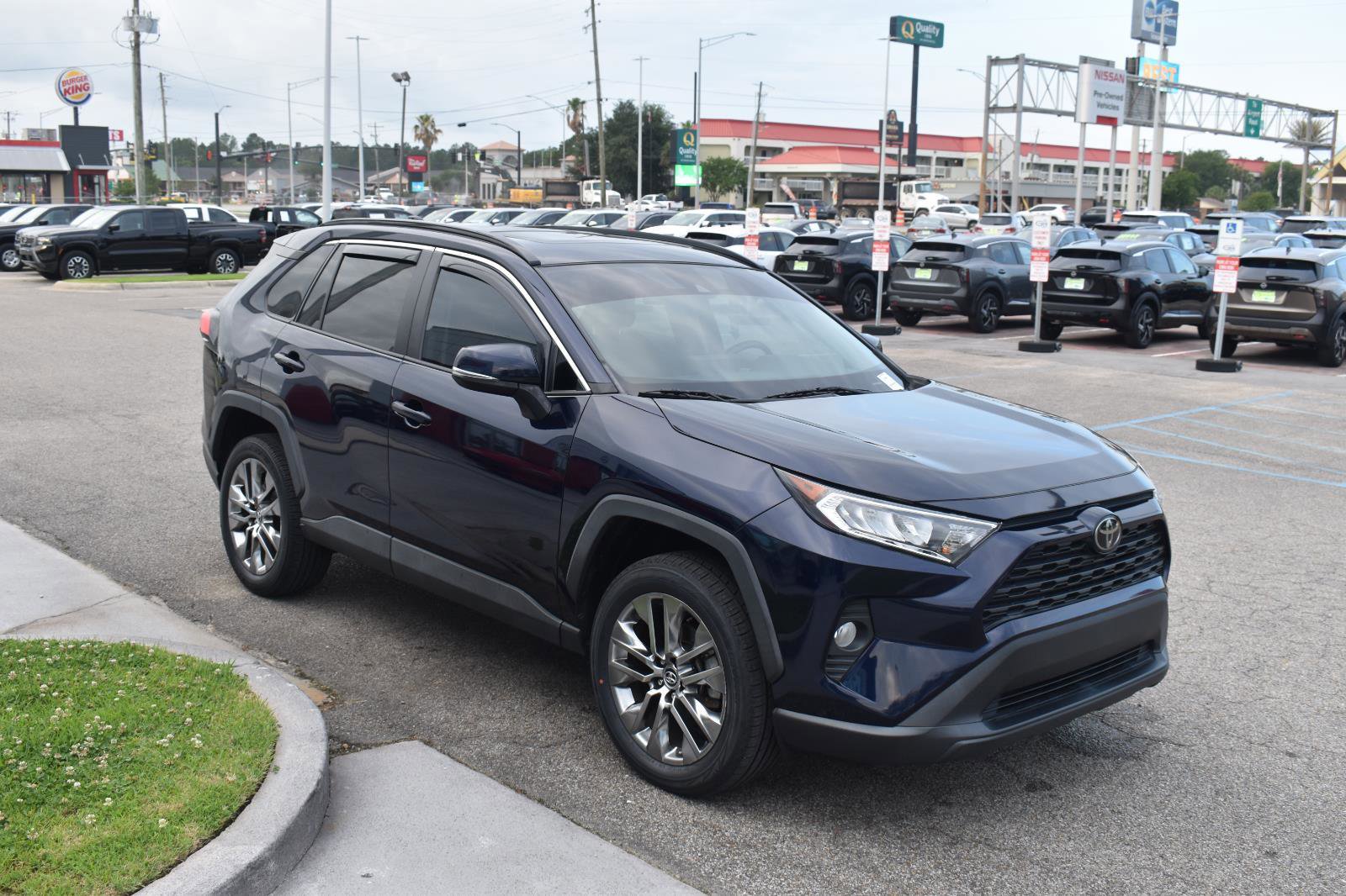 Used 2020 Toyota RAV4 XLE Premium FWD image 16
