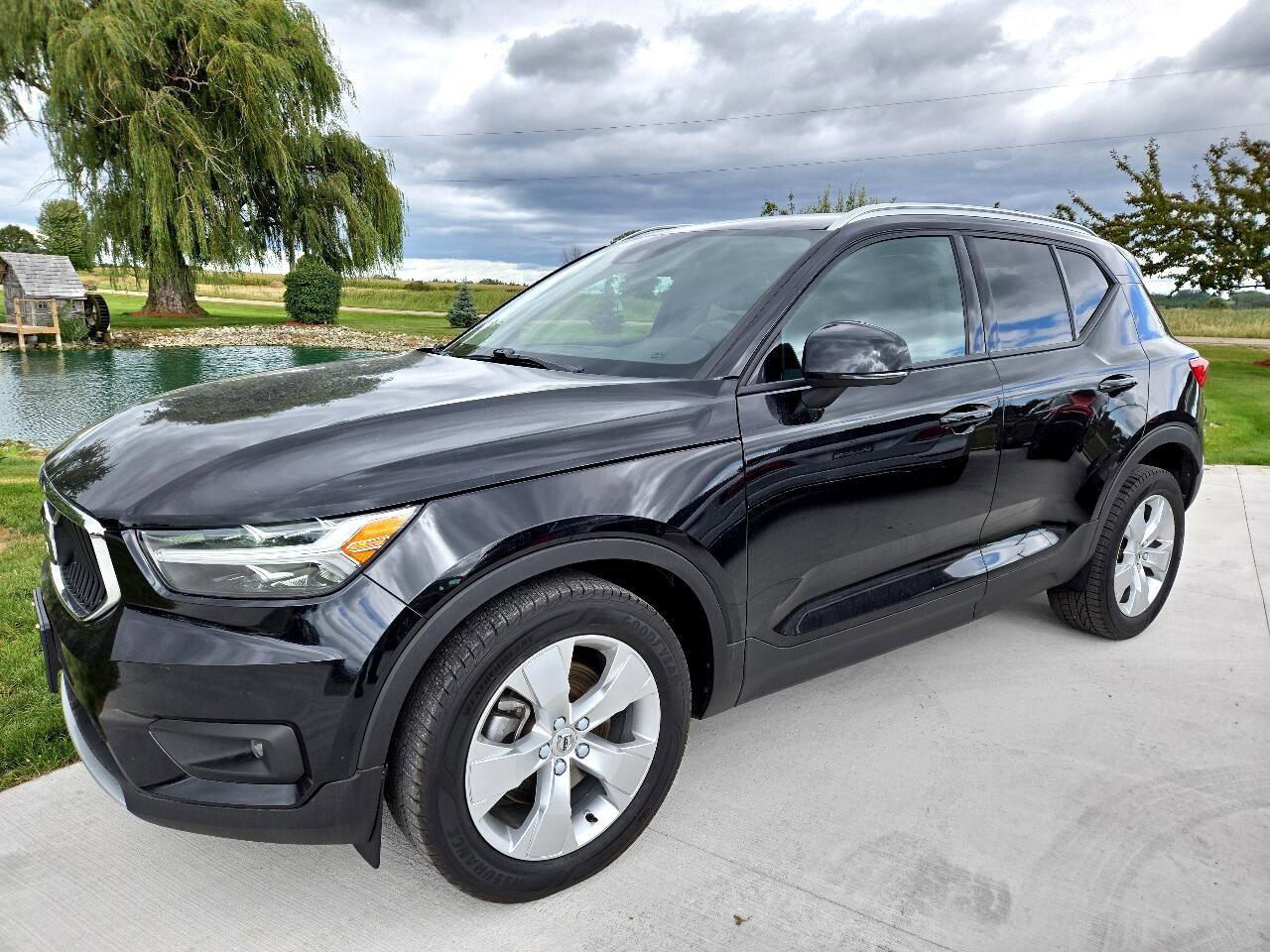 Used 2021 Volvo XC40 T4 Momentum image 1
