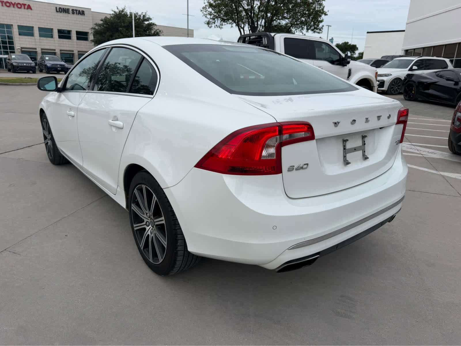 Used 2017 Volvo S60 T5 Inscription FWD image 2