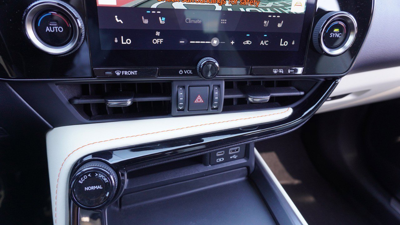 Used 2024 Lexus NX 250 FWD w/ Towing Package (2000 Lbs) image 18