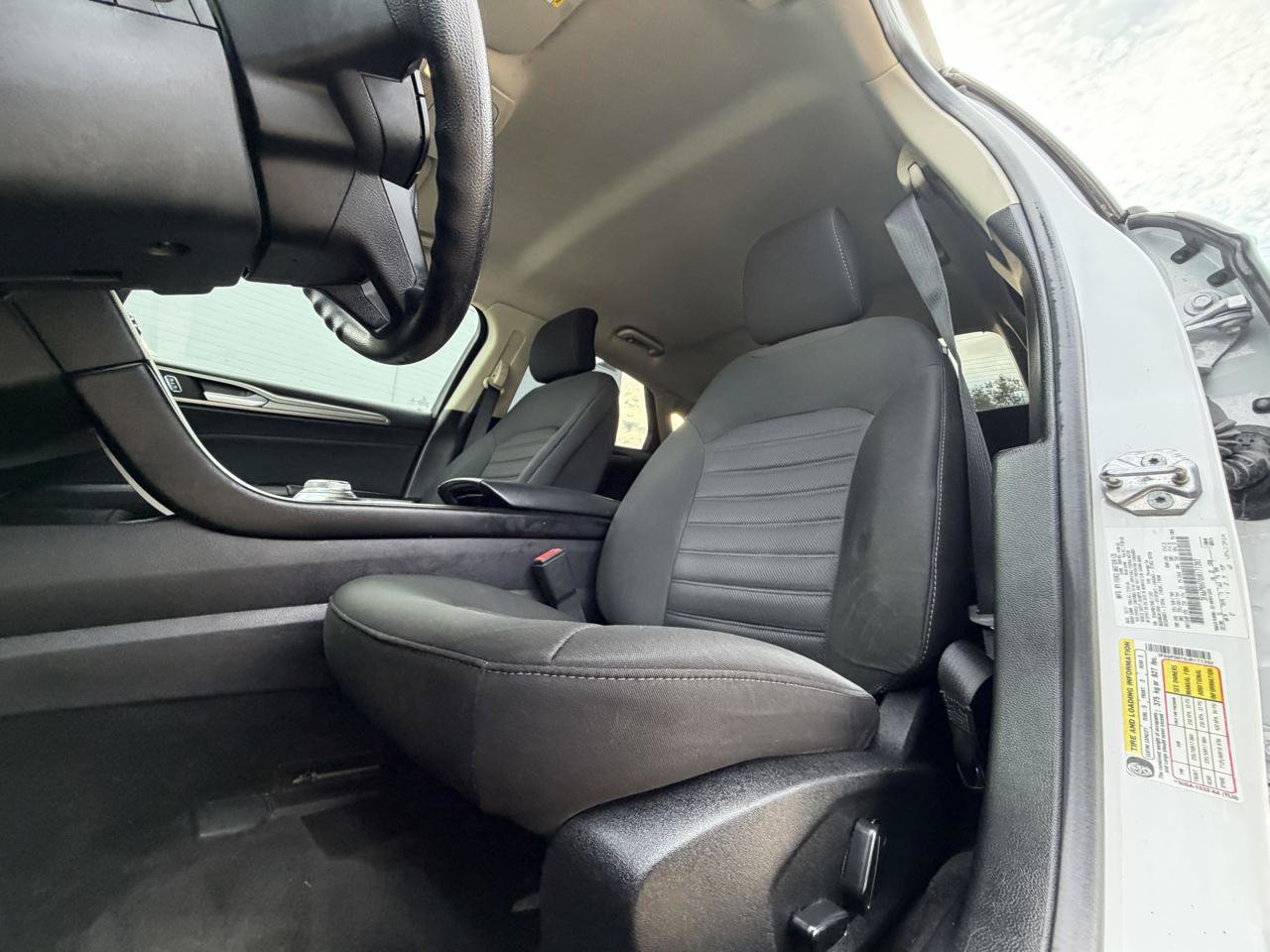 Used 2018 Ford Fusion SE w/ Fusion SE Technology Package FWD image 11