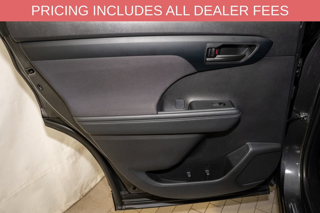 Used 2025 Toyota Highlander LE FWD image 11