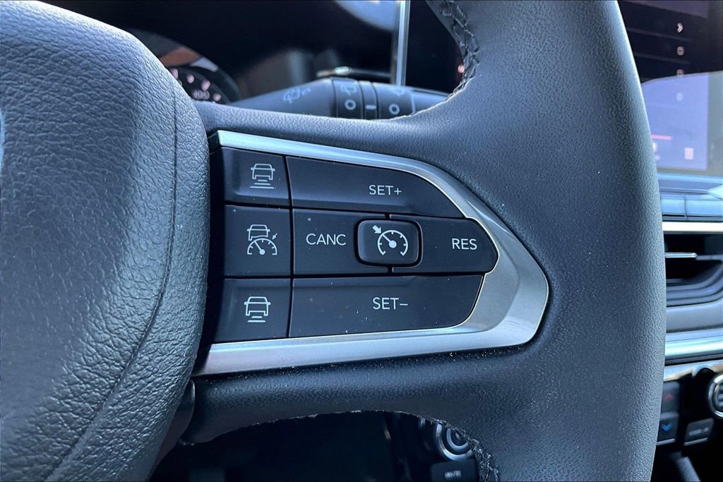 Used 2025 Jeep Compass Limited image 17