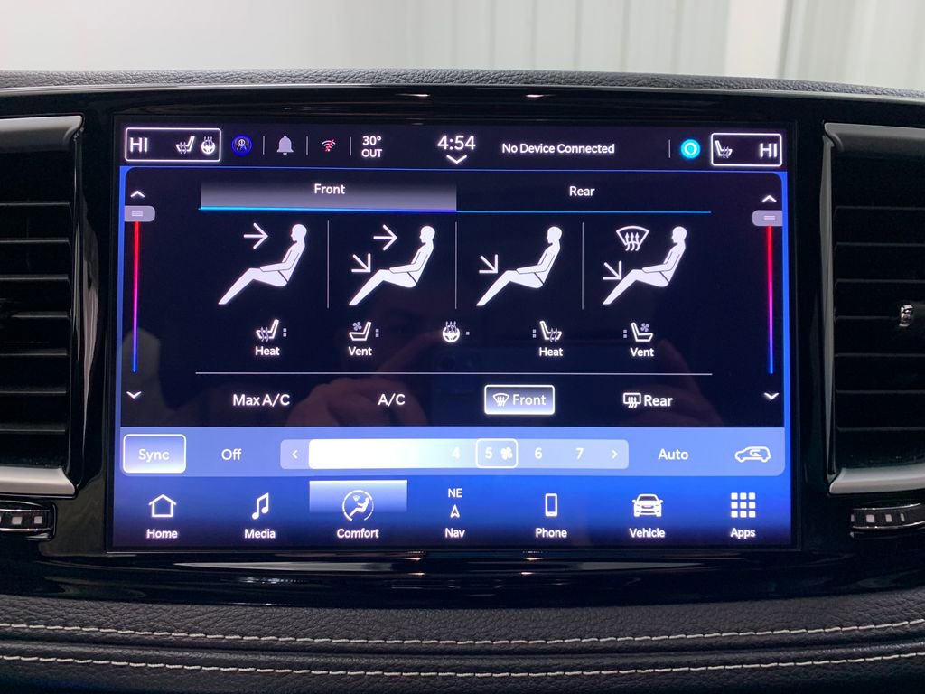 Used 2025 Chrysler Pacifica Limited image 7