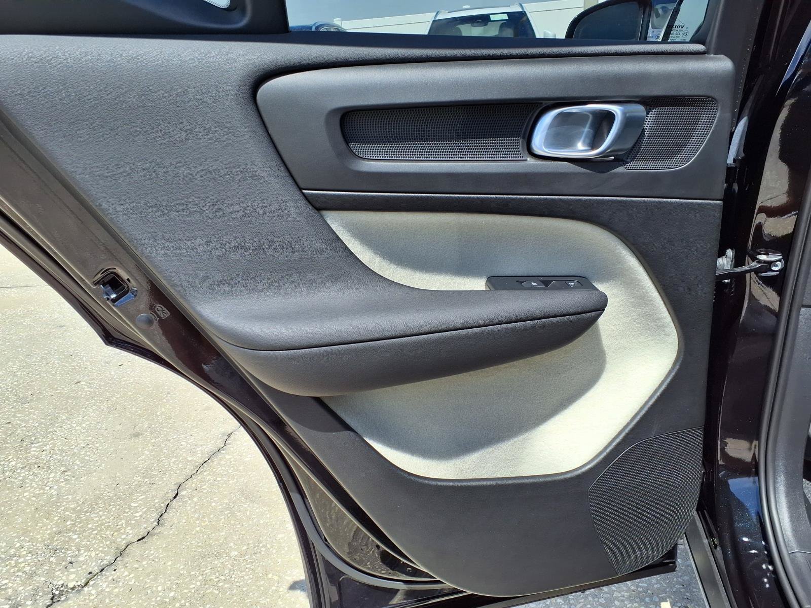 Certified 2025 Volvo XC40 B5 Ultra AWD/4WD image 19