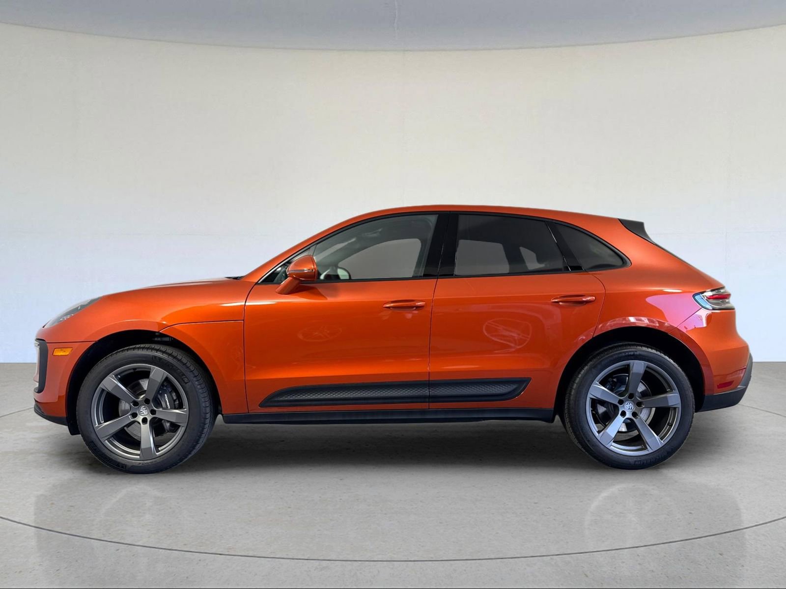 Certified 2025 Porsche Macan image 2
