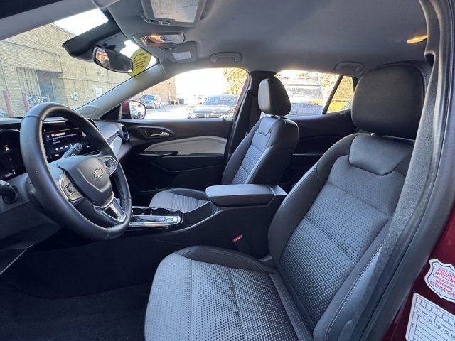 Used 2025 Chevrolet Trax LT w/ LT Convenience Package image 19