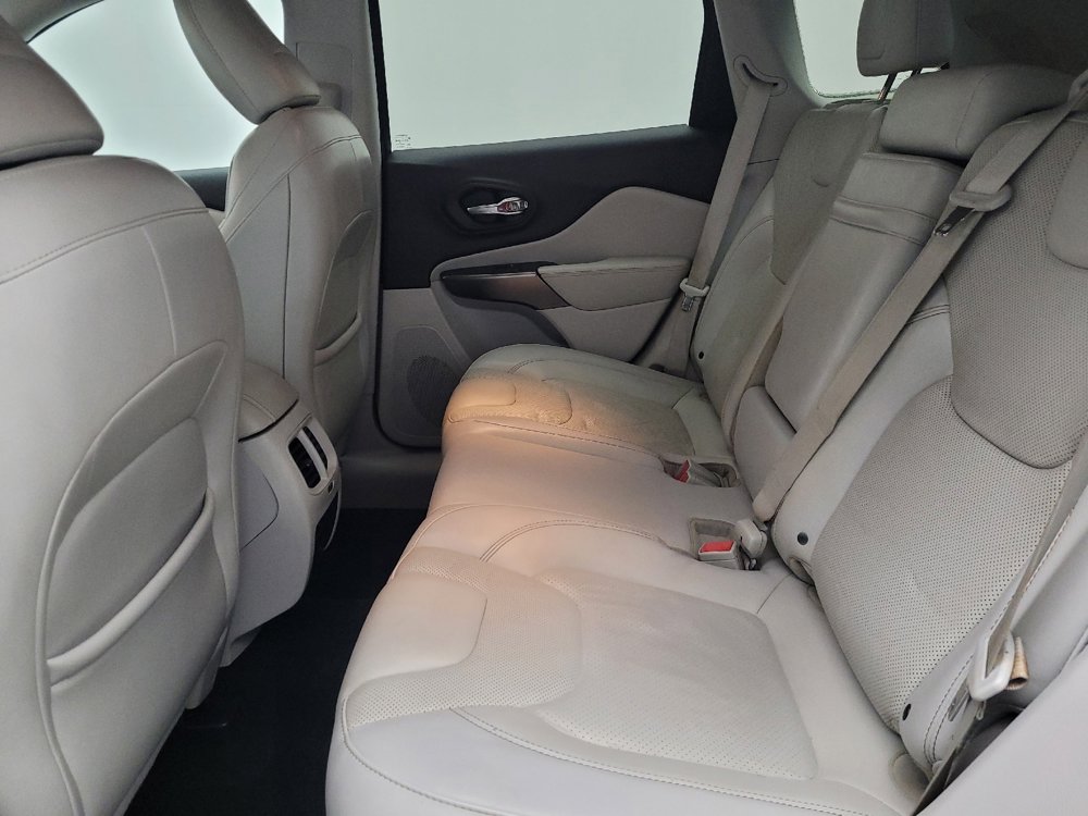 Used 2019 Jeep Cherokee Limited image 18