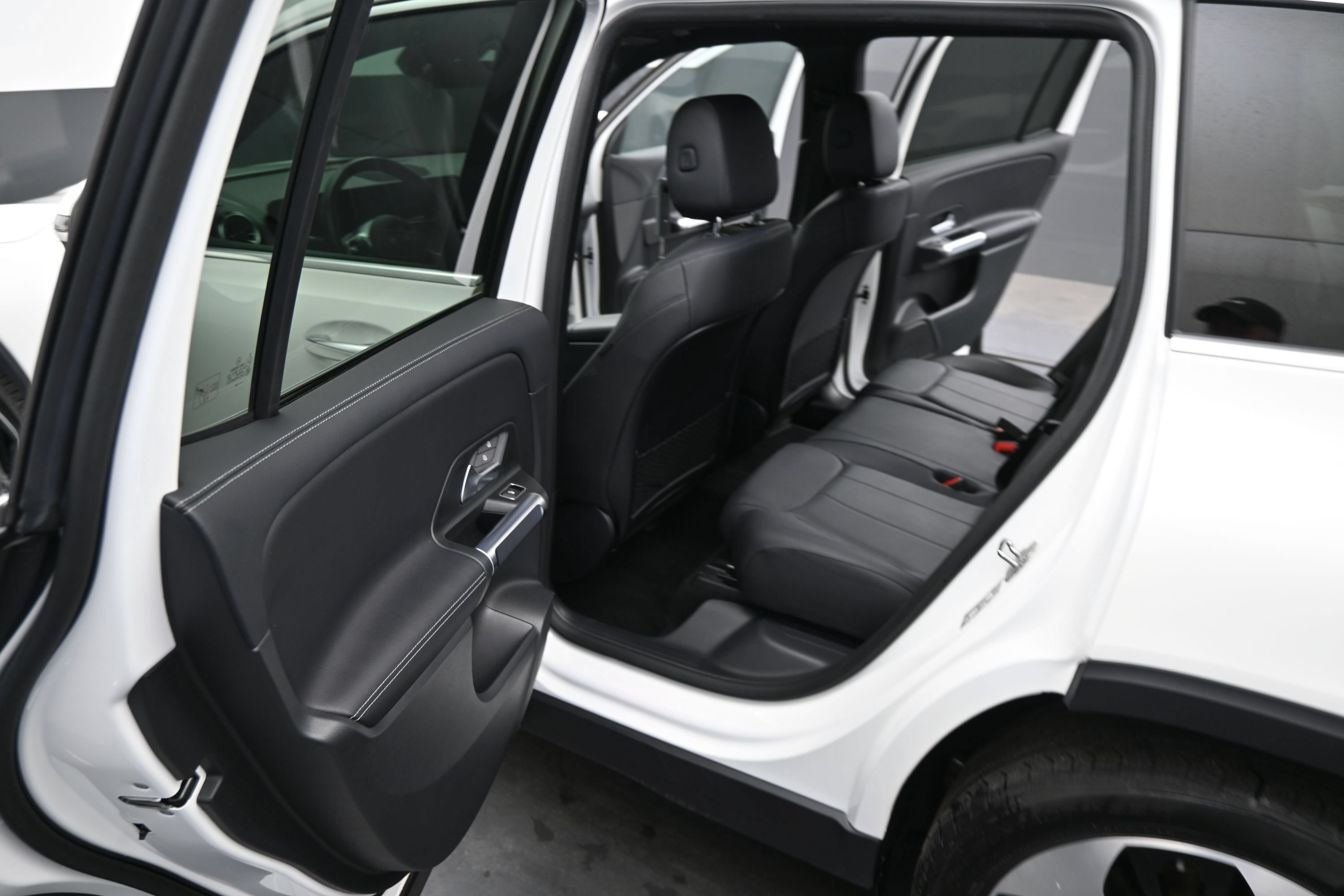 Used 2025 Mercedes-Benz GLB 250 4MATIC image 15