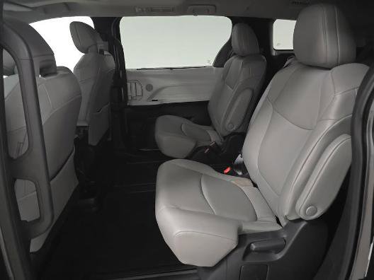Used 2025 Toyota Sienna XLE FWD image 8