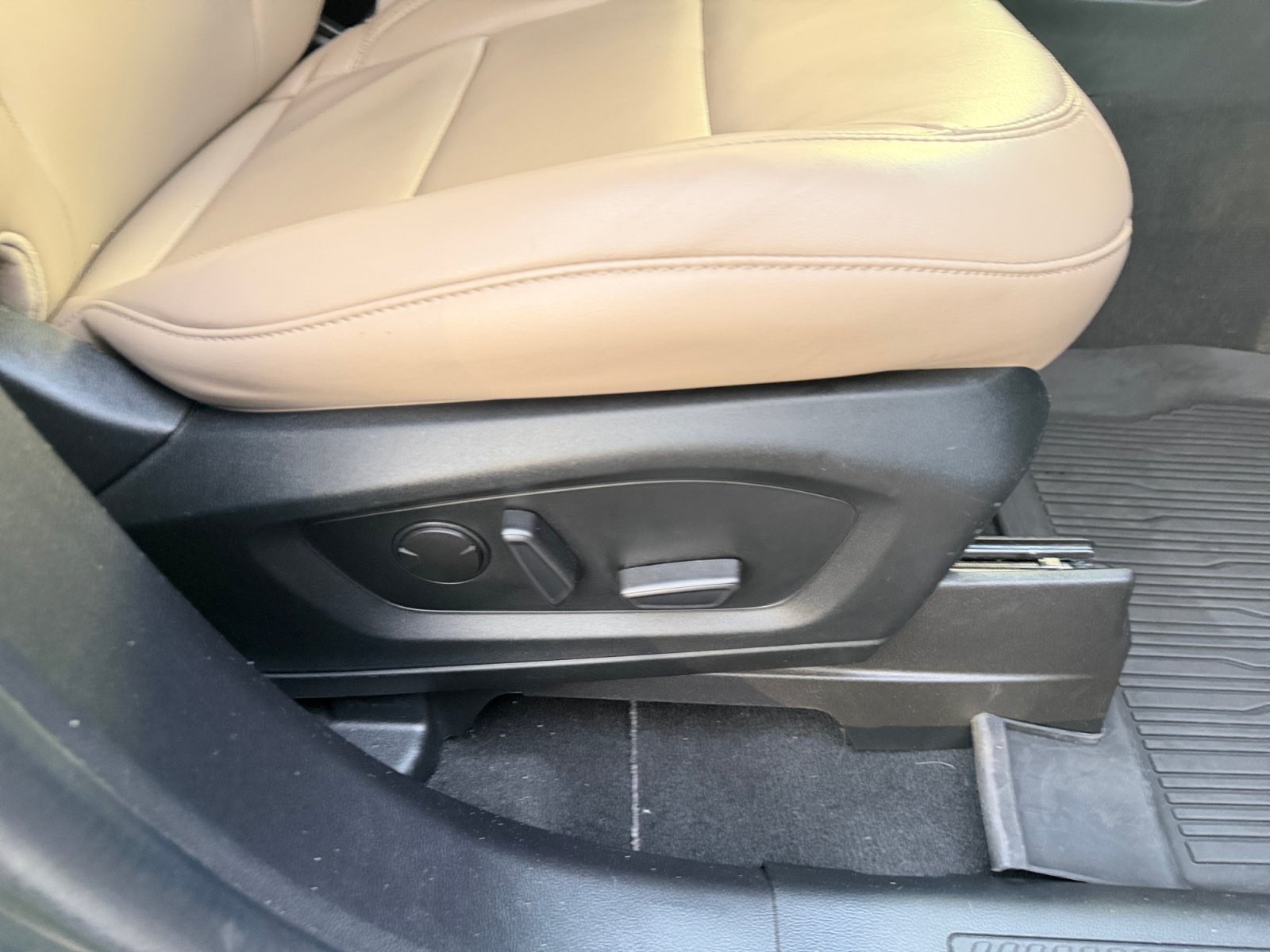Used 2022 Ford Explorer XLT w/ Equipment Group 202A RWD image 31