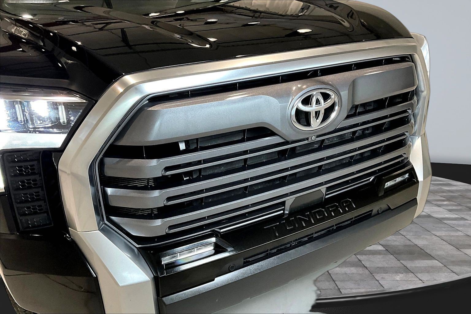 Used 2025 Toyota Tundra Limited AWD/4WD image 34