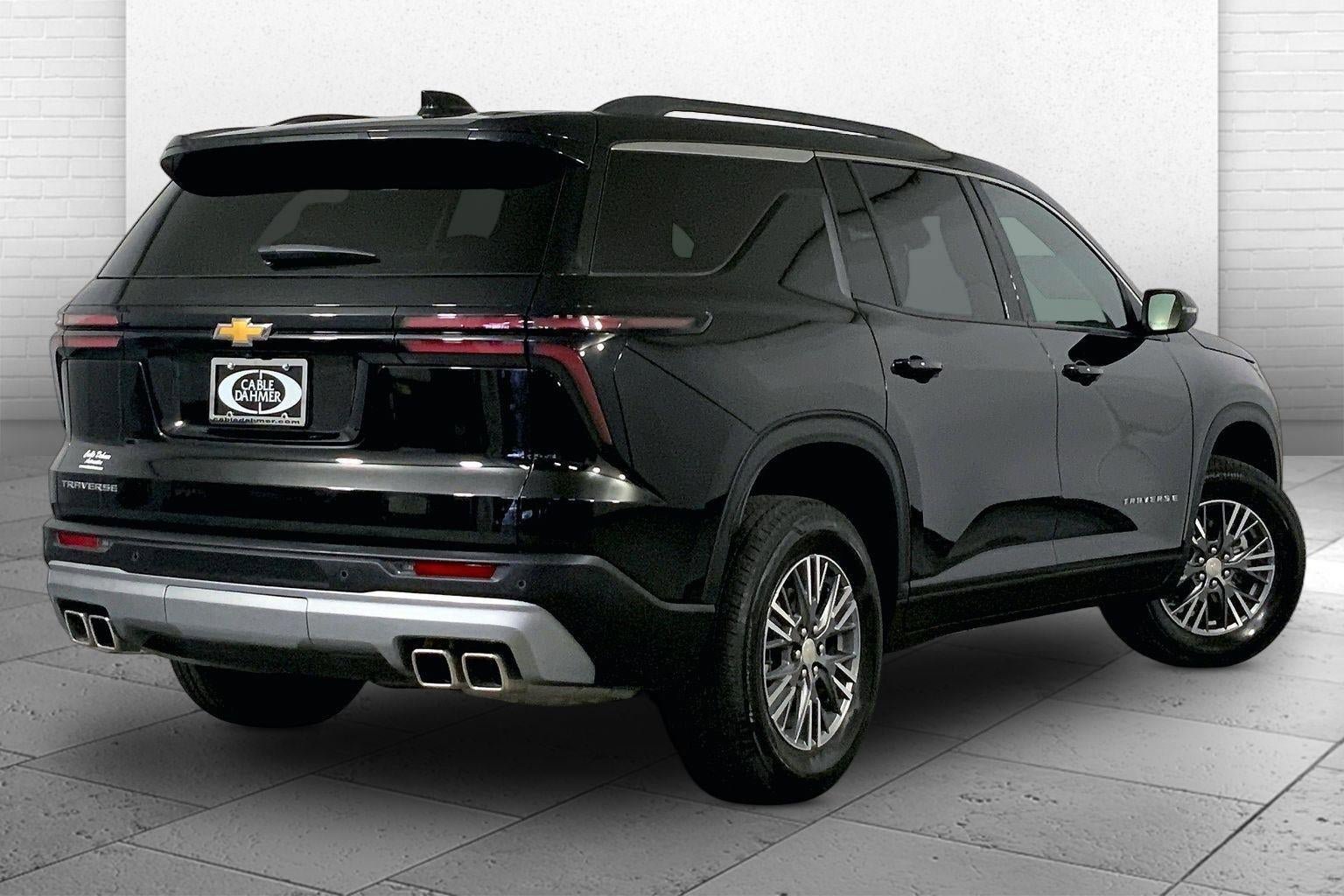 Used 2025 Chevrolet Traverse LT image 13