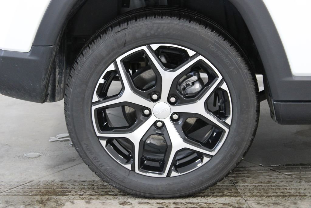 Used 2024 Jeep Compass Limited image 14