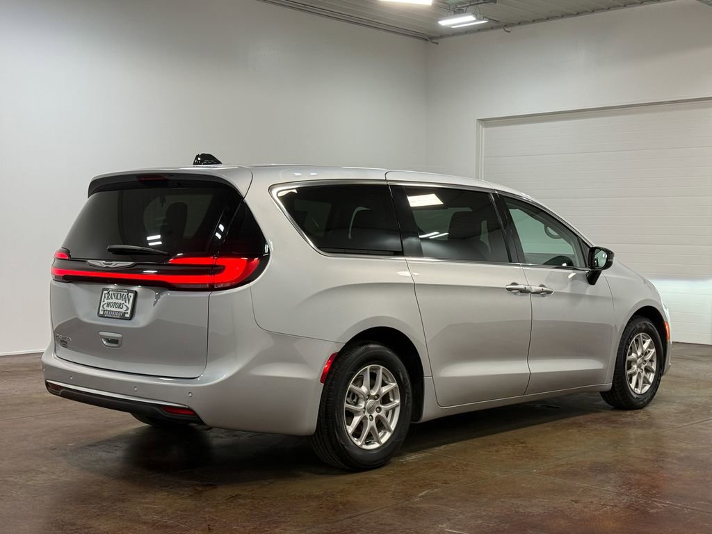 Used 2024 Chrysler Pacifica Touring-L image 4