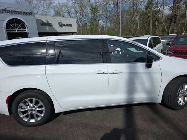 Used 2025 Chrysler Pacifica Select w/ Uconnect Theater Family Group image 24