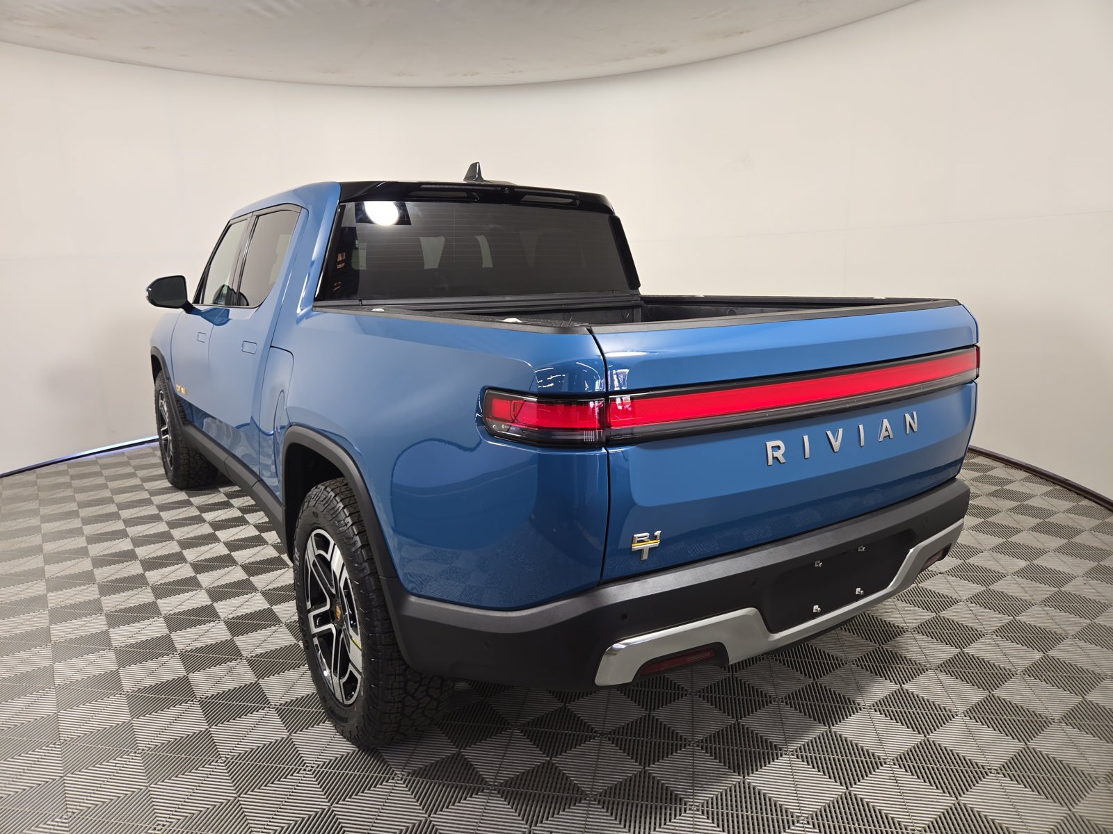 Used 2022 Rivian R1T Adventure AWD/4WD image 3