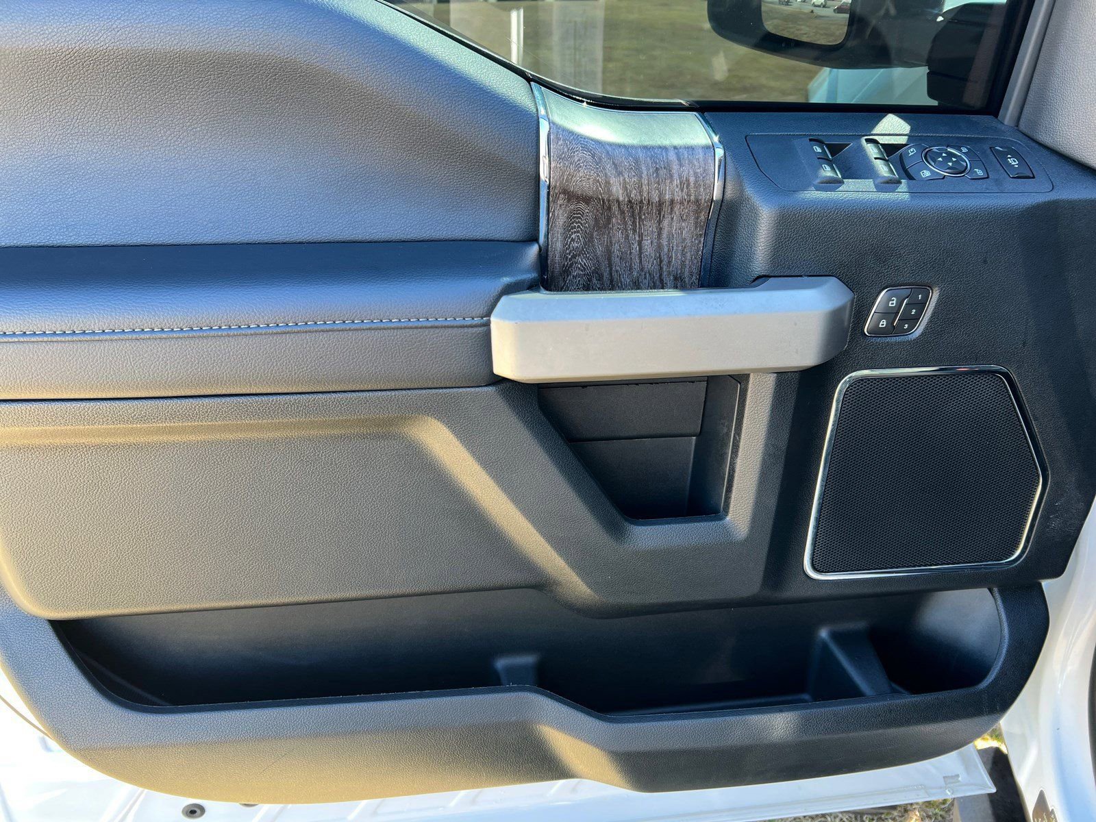 Used 2019 Ford F350 Lariat w/ Lariat Ultimate Package AWD/4WD image 11