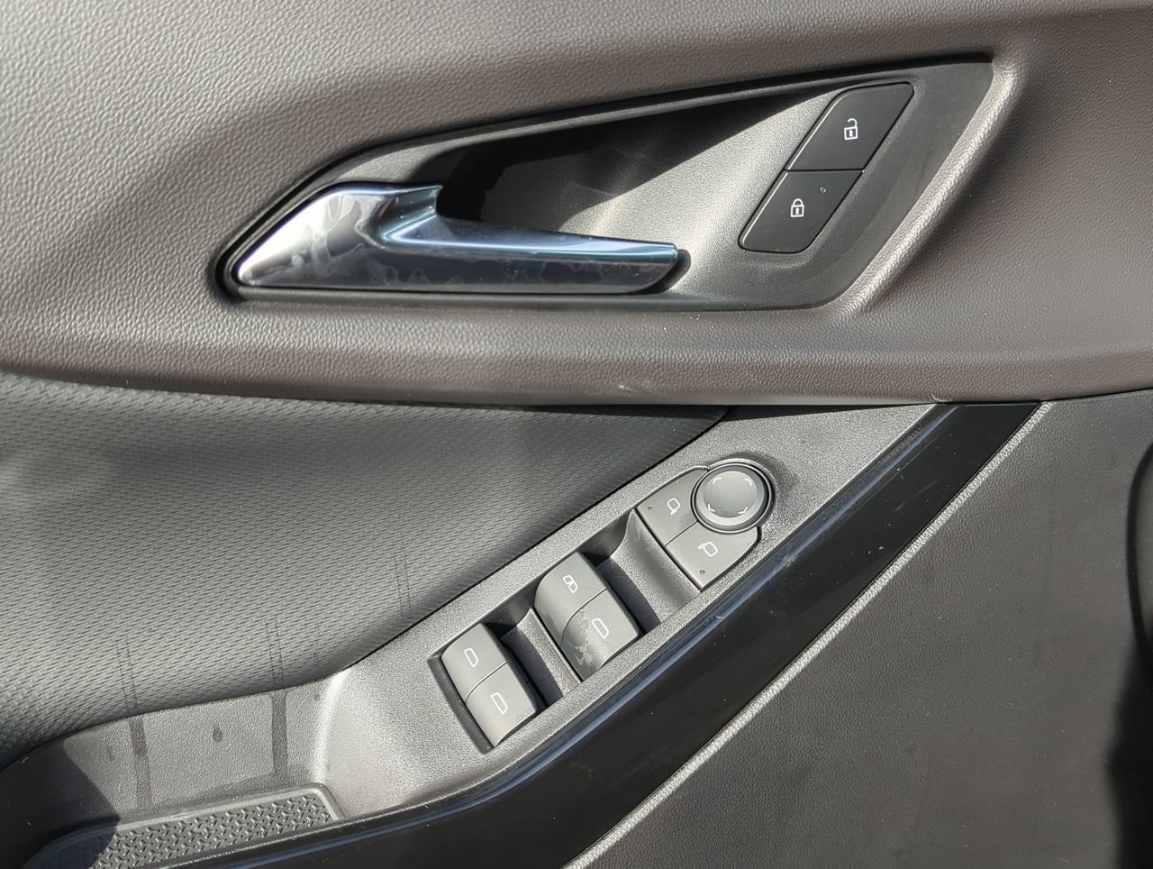 New 2027 Chevrolet Equinox LT w/ Safety and Technology Package FWD image 7