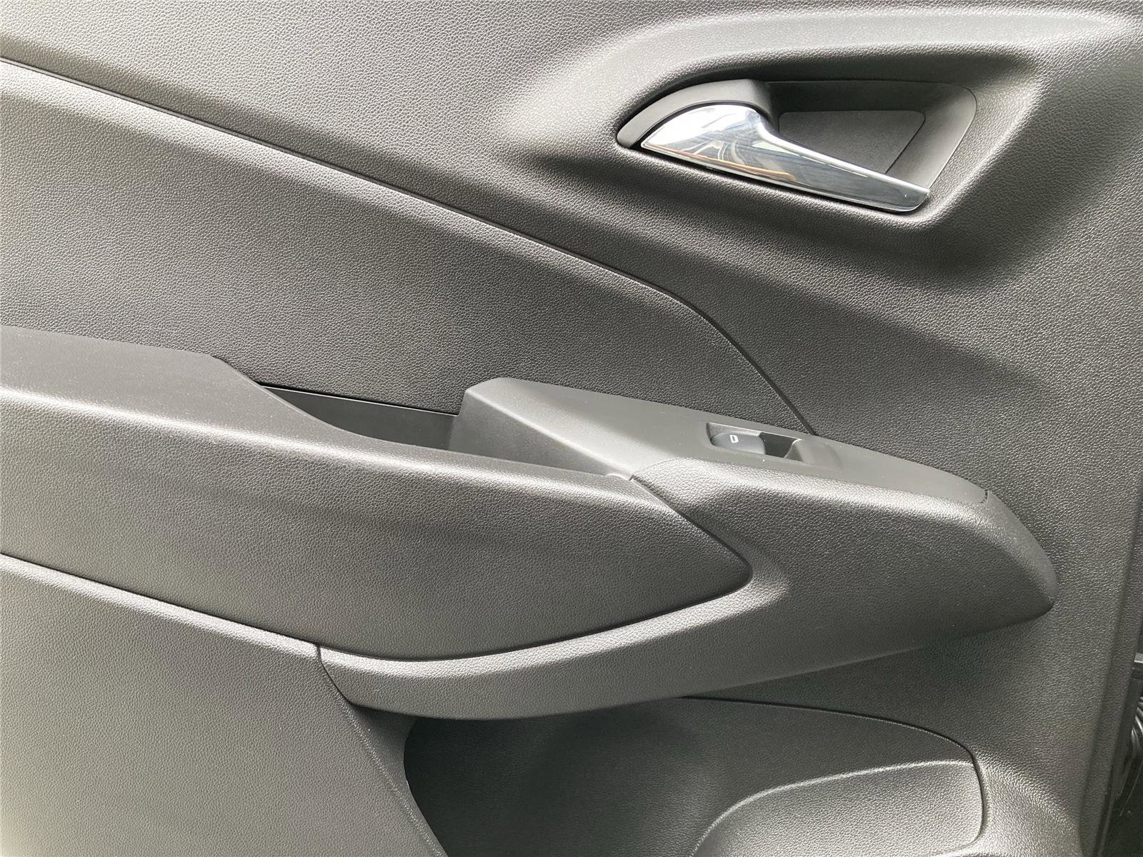 Used 2025 Chevrolet Trax LT w/ LT Convenience Package image 27