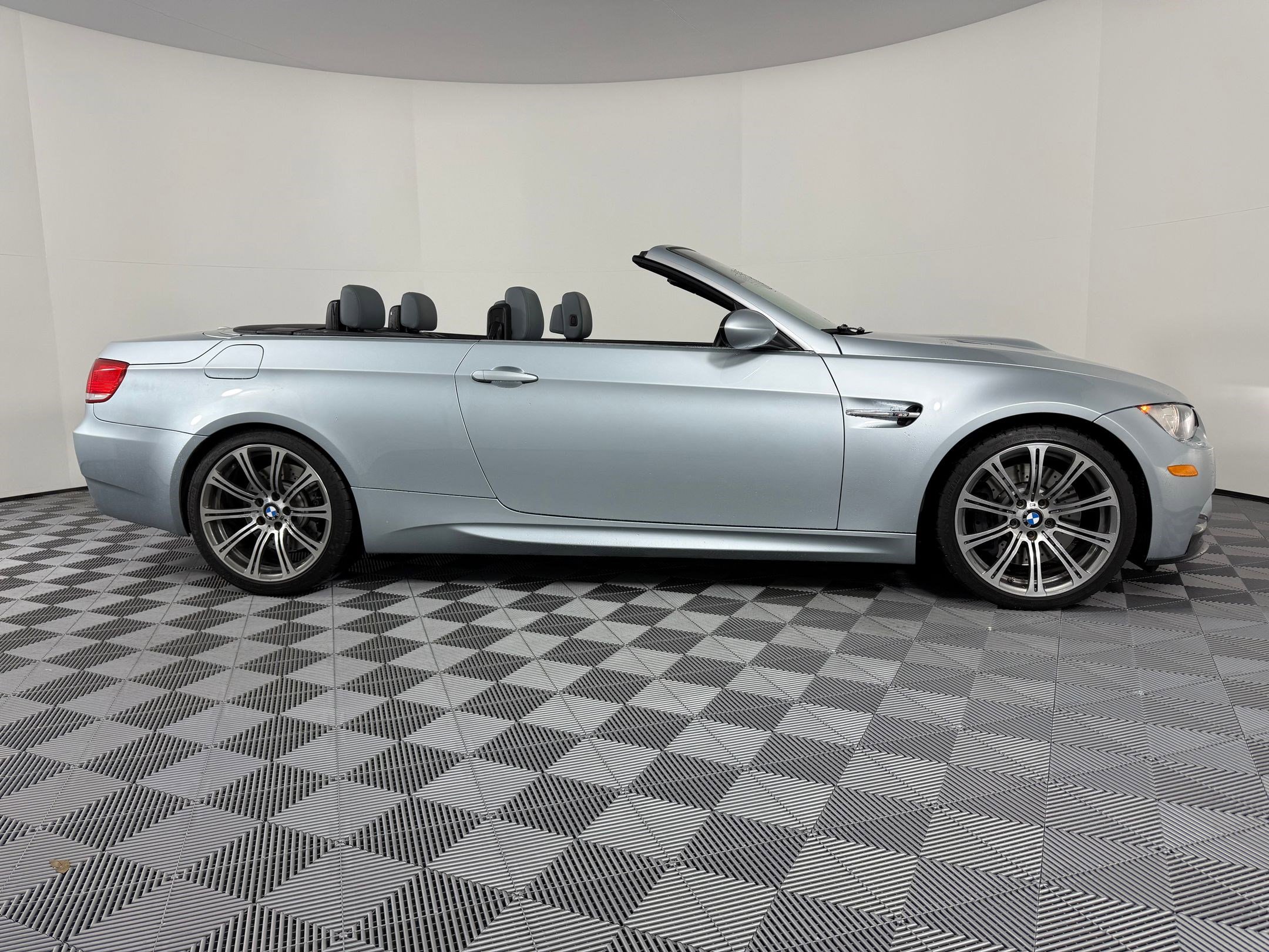 Used 2010 BMW M3 Convertible image 8