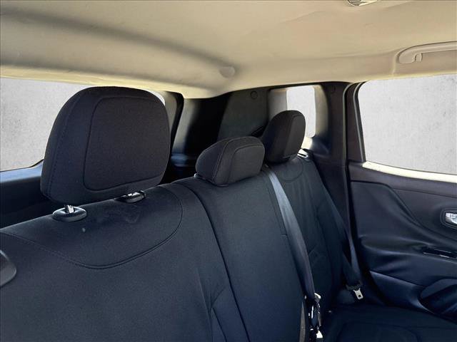 Used 2017 Jeep Renegade Altitude FWD image 14