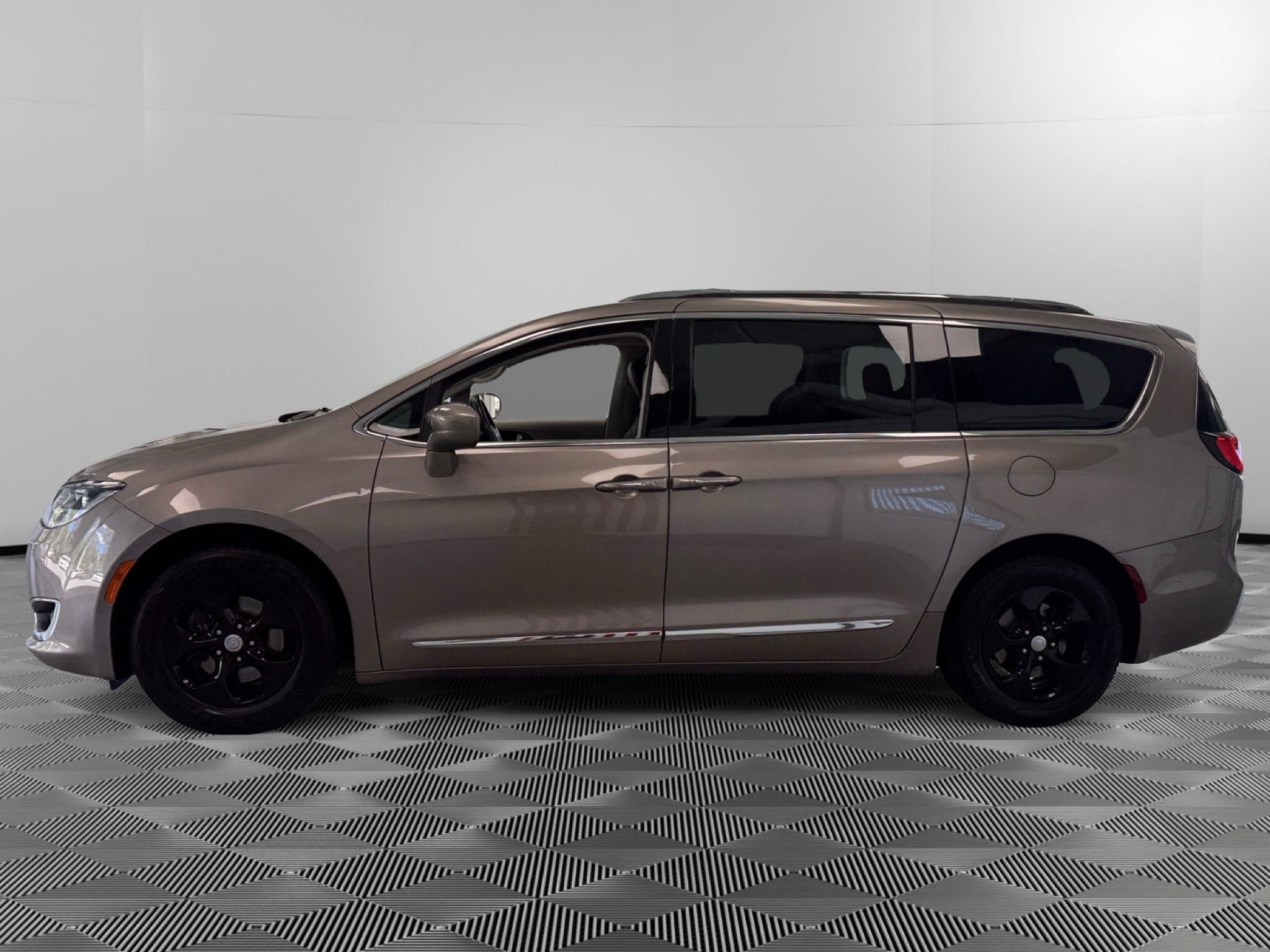 Used 2017 Chrysler Pacifica Touring-L Plus FWD image 5