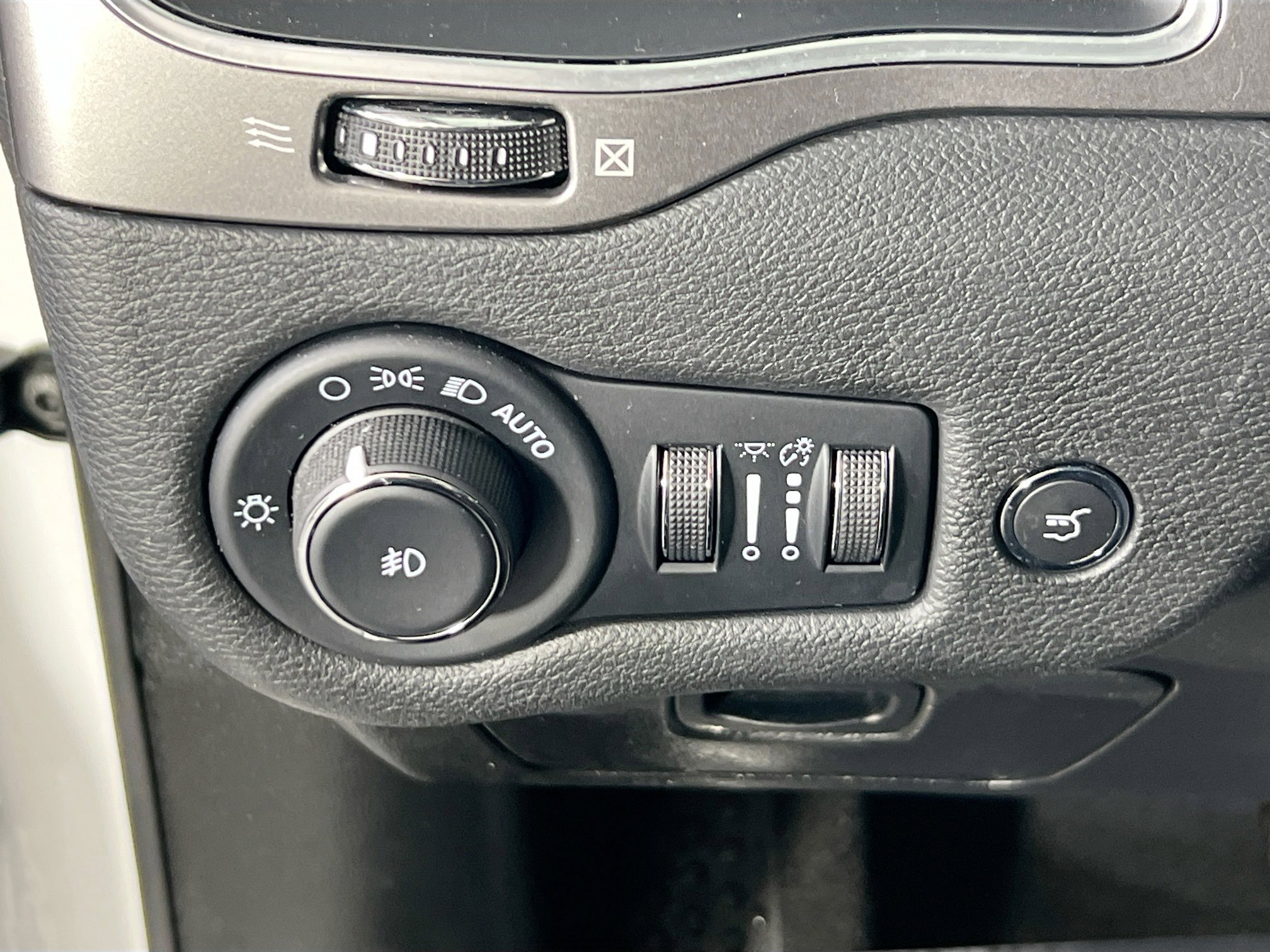 Used 2022 Jeep Cherokee Latitude Lux w/ Sun & Sound Group image 10