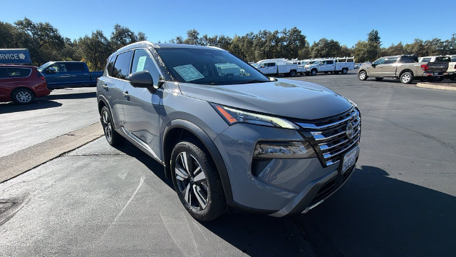 Used 2025 Nissan Rogue SL FWD image 2
