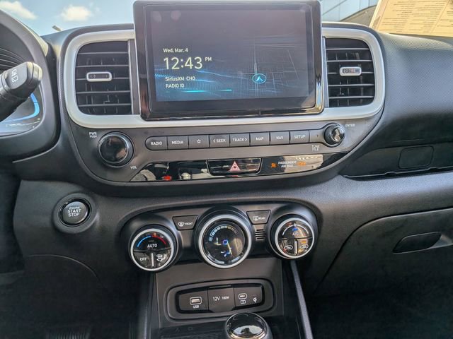 Used 2025 Hyundai Venue Limited image 19